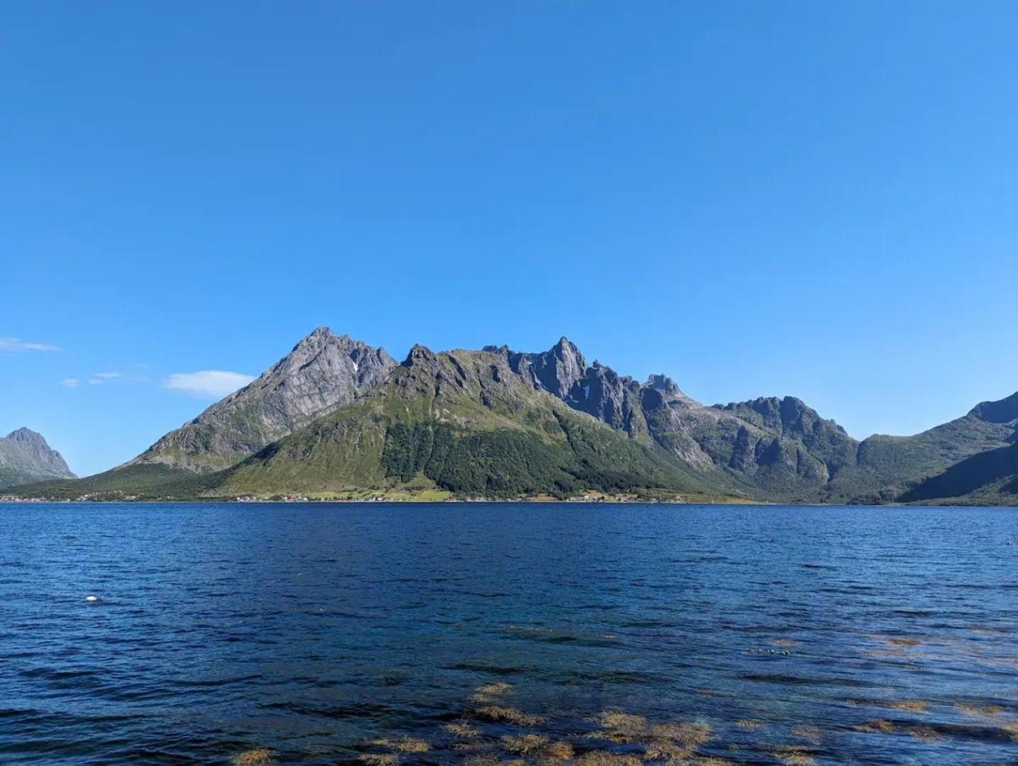 Nydelig Hytte Med Fantastisk Beliggenhet Ved Sjoen Villa Laupstad Exterior photo